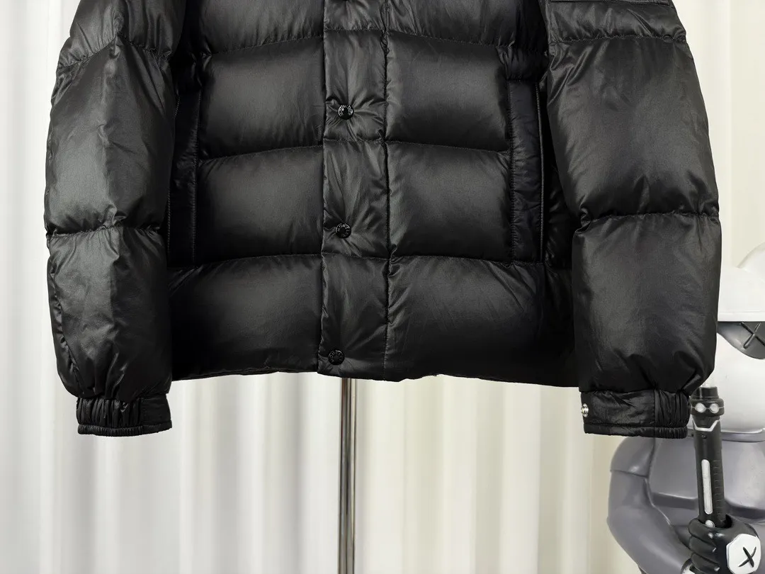 P390 Moncler/ 2026 70 、 。 DNA ， ， 。 Classic ， 、 。 Classic 70 。 Quality， 90 ，Premium Quality ， ，Black ！ Sizes M-3XL